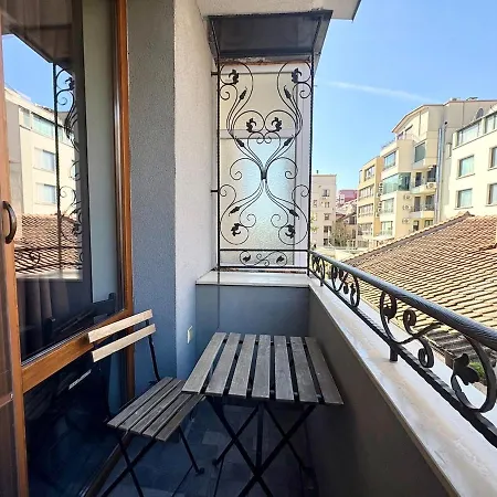 Boutique 2 Bedroom Apartment *
